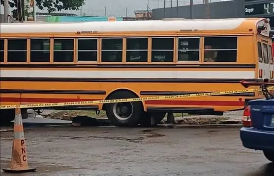 Muere mujer tras ser impactada por autobús escolar en avenida de Santiago