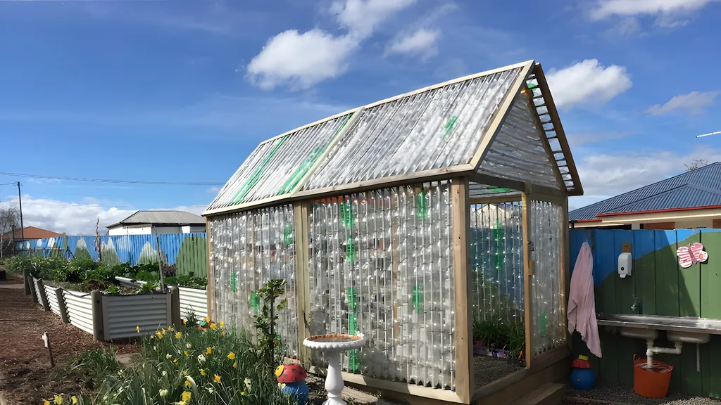 Ni cristal ni policarbonato: este invernadero escolar está hecho enteramente con miles de botellas de plástico recicladas