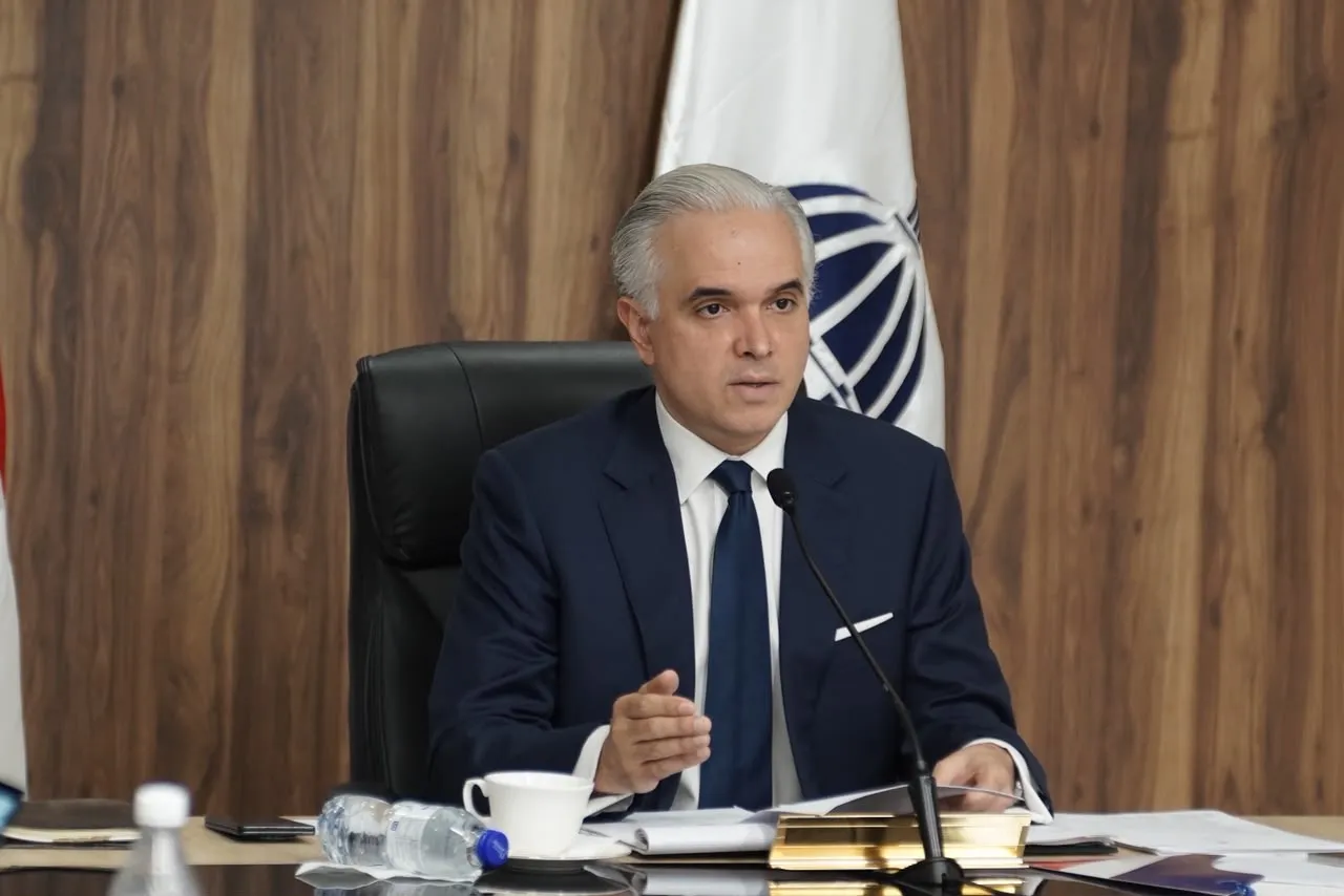 Luis Miguel De Camps instruye comisión del CNE para evaluar implementación del currículo y definir medidas tras resultados PISA 2025 