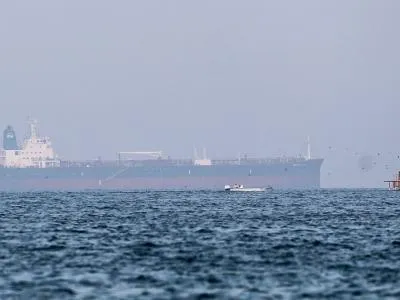 Petroleros incautados por EE.UU. que transportan crudo iraní cruzan el Atlántico, según rastreador