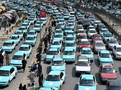 Taxistas afganos desafían al régimen talibán y vuelven a poner música