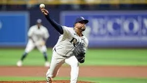 Freddy Peralta y los Rays postergan la clasificación de Filadelfia