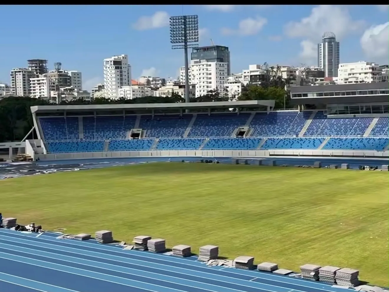 Ministro Kelvin Cruz presenta área verde del Estadio Félix Sánchez 72 horas después de evento artístico