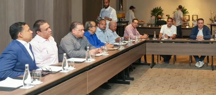Dirigentes choferiles organizados en el G-12 acuerdan con el Gobierno mantener sin aumento las tarifas del transporte