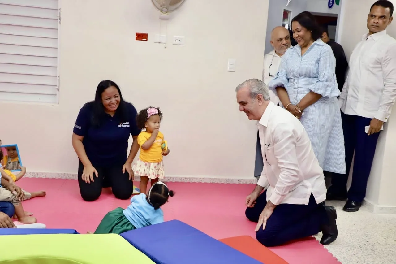El presidente Luis Abinader y directora ejecutiva del Inaipi, Xiomara Guante, inauguran el CAIPI República de Colombia