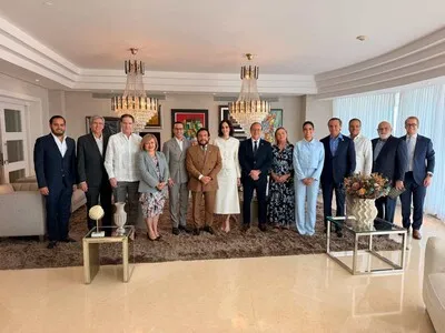 Vicepresidente de El Salvador comparte con empresarios dominicanos durante visita a RD
