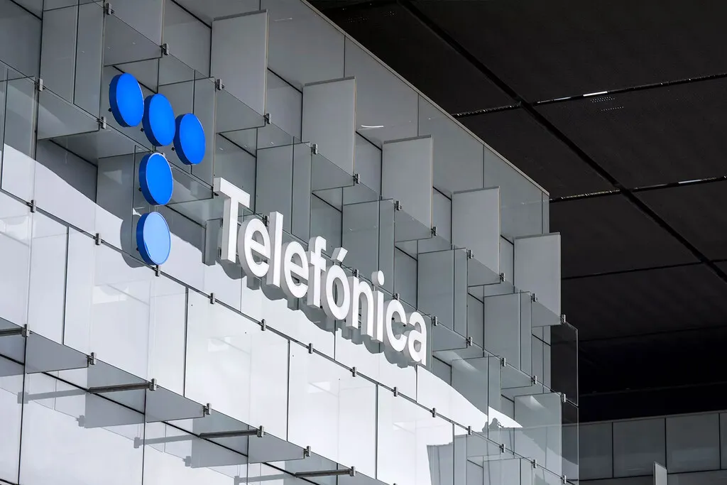 Telefónica prueba en Alemania cuánto puede adelgazar una empresa cuando mete IA en todas partes. España juega en el mismo tablero
