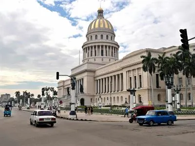China asegura que "seguirá apoyando a Cuba" tras exigir el fin del bloqueo ante la ONU