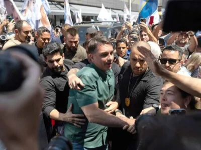 Flávio Bolsonaro critica la política económica de Lula en visita a comercios de S&atilde;o Paulo