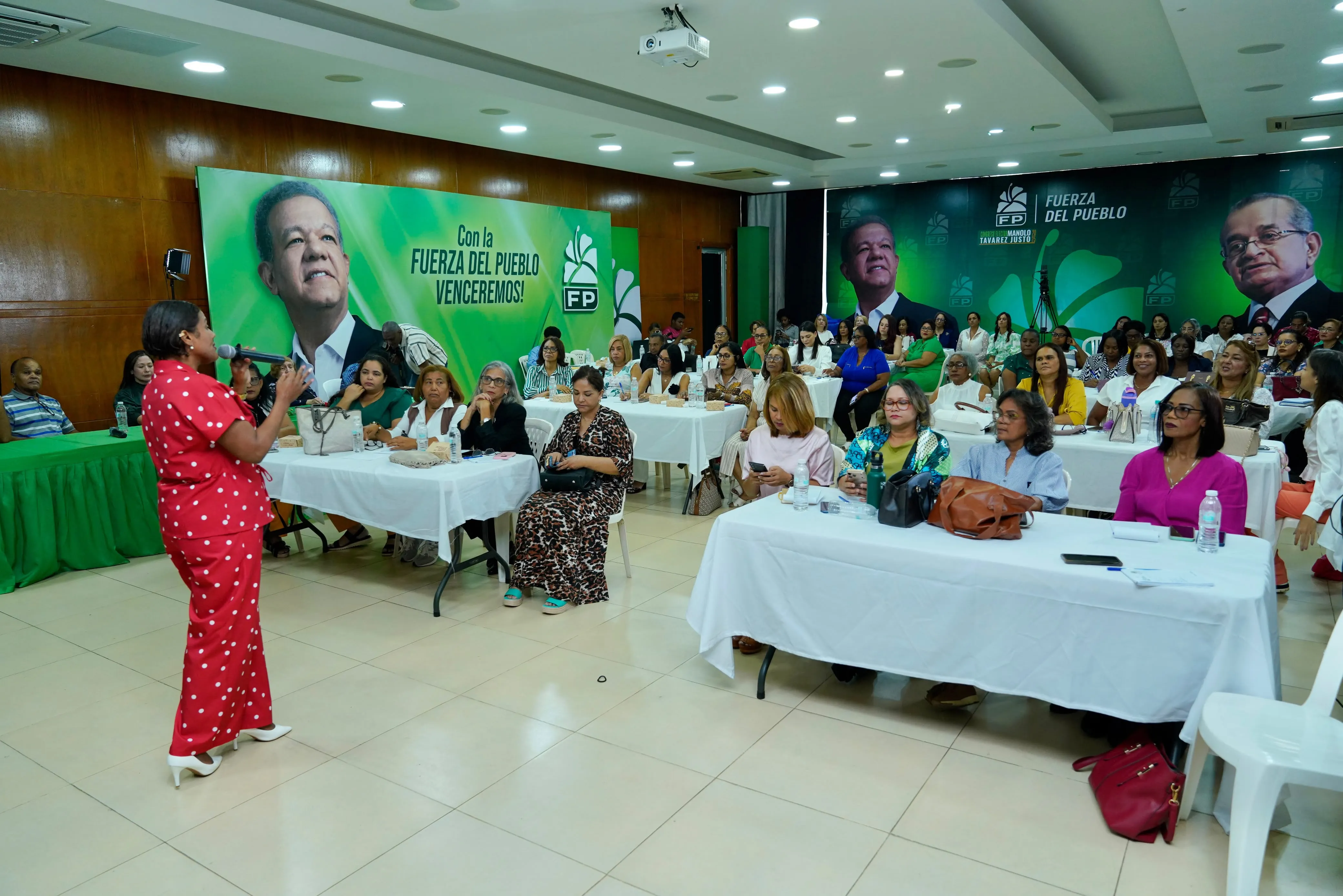 Mujeres de la Fuerza del Pueblo llevan su formación política desde el discurso hasta la imagen