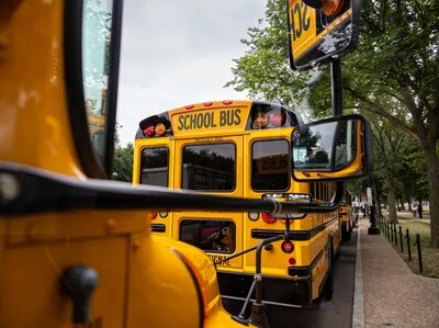 Pistoleros secuestran dos autobuses con 120 escolares para bloquear vía en Río de Janeiro