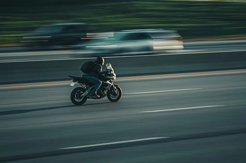 El Gobierno cambia las normas el 1 de octubre y acepta una reclamación histórica de los motoristas: podrán utilizar el arcén