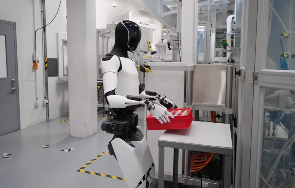 Tesla necesita que sus trabajadores enseñen a Optimus a trabajar. El problema es que no todos quieren hacerlo