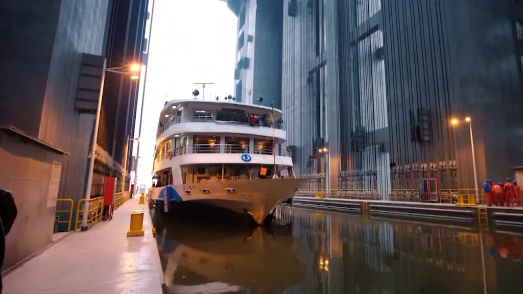 Al inundar ciudades enteras para represar su río más grande, China ha obligado literalmente a sus barcos a ascender en ascensor