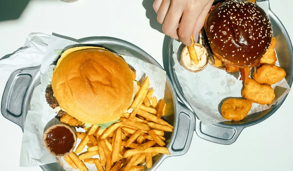 Tras años de "gourmetización", la fiebre de la hamburguesa no se apaga en España. Y eso está atrayendo a nuevas cadenas