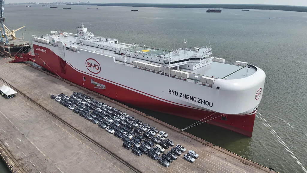 De 600.000 a 10 millones de coches: China fabrica tantos coches que ya no hay barcos suficientes para sacarlos del país