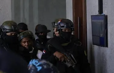 Con armas largas y fuerte custodia trasladan a imputados por caso Julián Oro Duro