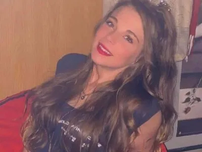 Madre es acusada de apuñalar unas 50 veces a sus hijos; uno podría perder un brazo