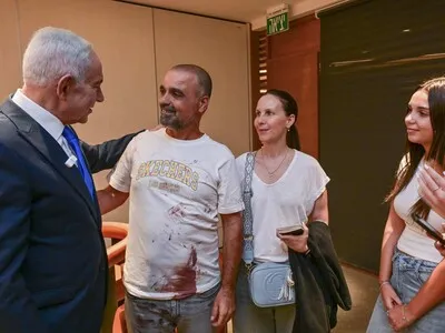 Netanyahu recibe a uno de los pasajeros israelíes que "estranguló" al copiloto del avión