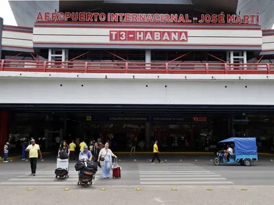 Sin combustible y con menos vuelos, pero a Cuba aún llegan aviones para aliviar la escasez