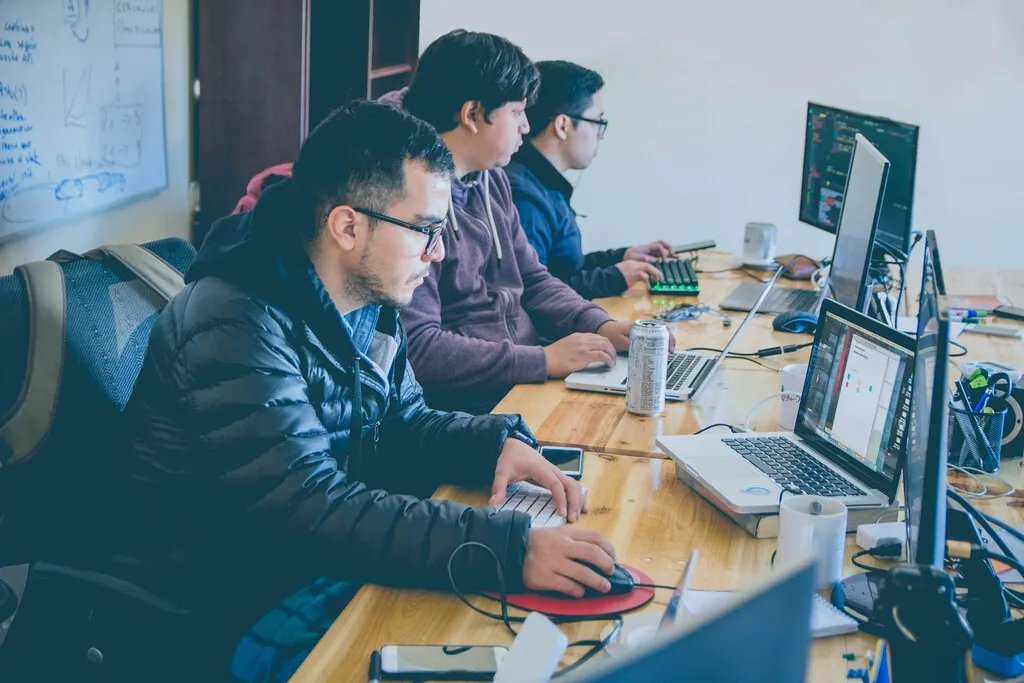 La gran crisis del empleo por culpa de la IA se hace esperar: los empleos españoles más expuestos crecen por encima de la media