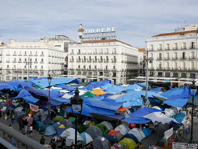 La presidenta de Madrid recurre a la Justicia para intentar desalojar la acampada de Sol