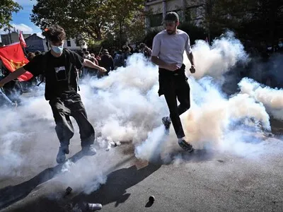 Las protestas estudiantiles se intensifican en Francia y dejan cerca de 2,000 detenidos