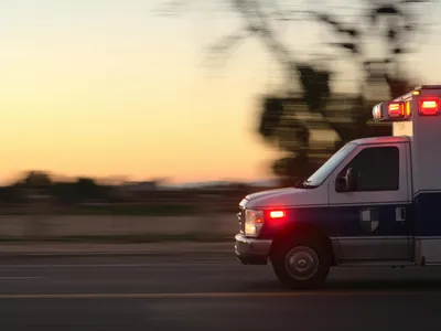 Ambulancia que salió de casa del investigado fiscal de Bolivía tenía oculto 303,270 dólares