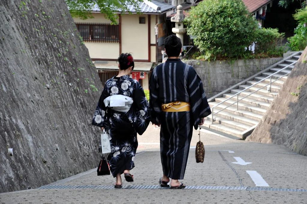 En la carrera por lograr frenar una crisis demográfica desatada, Japón ha encontrado un aliado del pasado: el casamentero