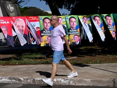 Lula y Flávio Bolsonaro juegan al vale todo en inciertas elecciones en Brasil
