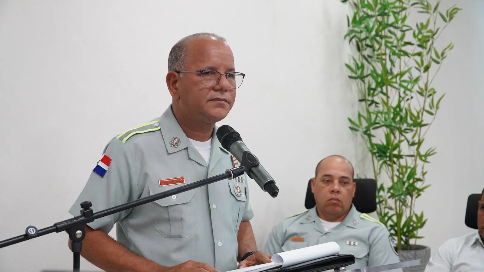 Director de la DIGESETT escucha inquietudes de la comunidad de Azua durante encuentro 
