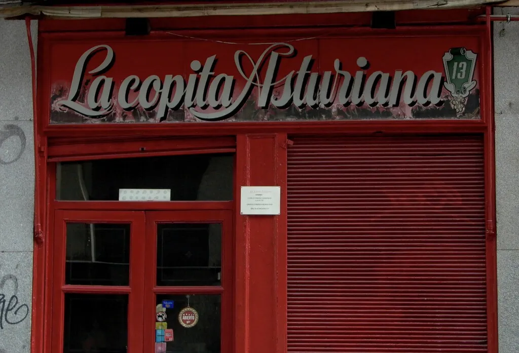 El mítico bar de Madrid donde se rodó esa escena de 'La bola negra': café de pota y una familia al frente desde 1959