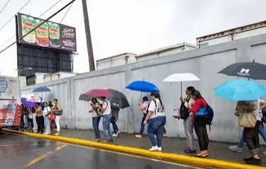 Continuarán los aguaceros este sábado; mantienen 10 provincias bajo alerta
