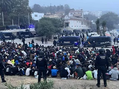 Desalojan migrantes de gran asentamiento en Ceuta antes de visita de los reyes de España