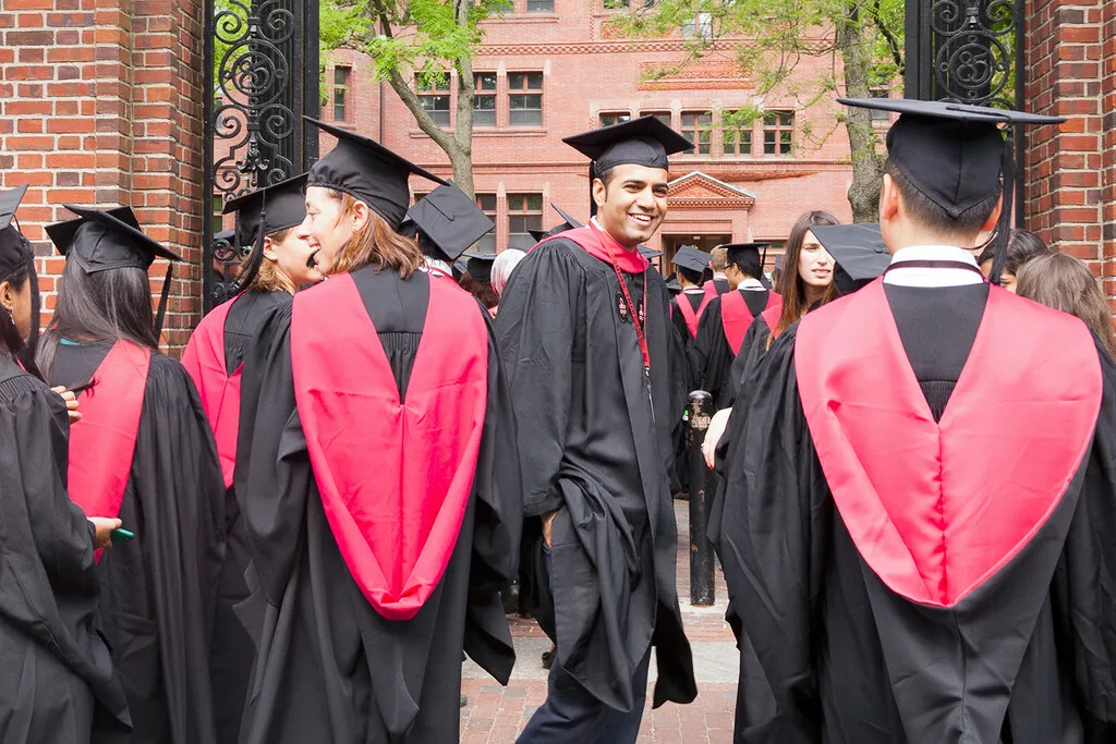 La última extravagancia para entrar en Harvard cuesta 40.000 dólares: mandar a tu hijo a fregar platos y limpiar retretes
