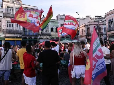 Flávio Bolsonaro supera ampliamente a Lula en conteo parcial de presidenciales brasileñas