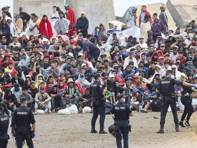 Operación en Ceuta culmina con el traslado de 1,100 migrantes de la playa del Trampolín