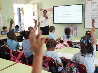 Hacen falta 50 millones de docentes adicionales para lograr metas para 2030, alerta Unesco