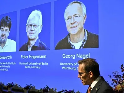 Los tres Nobel pioneros en la optogenética que revoluciona la neurociencia