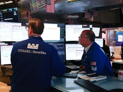 El petróleo cede: el Brent baja a 100 dólares y el WTI cae a 90