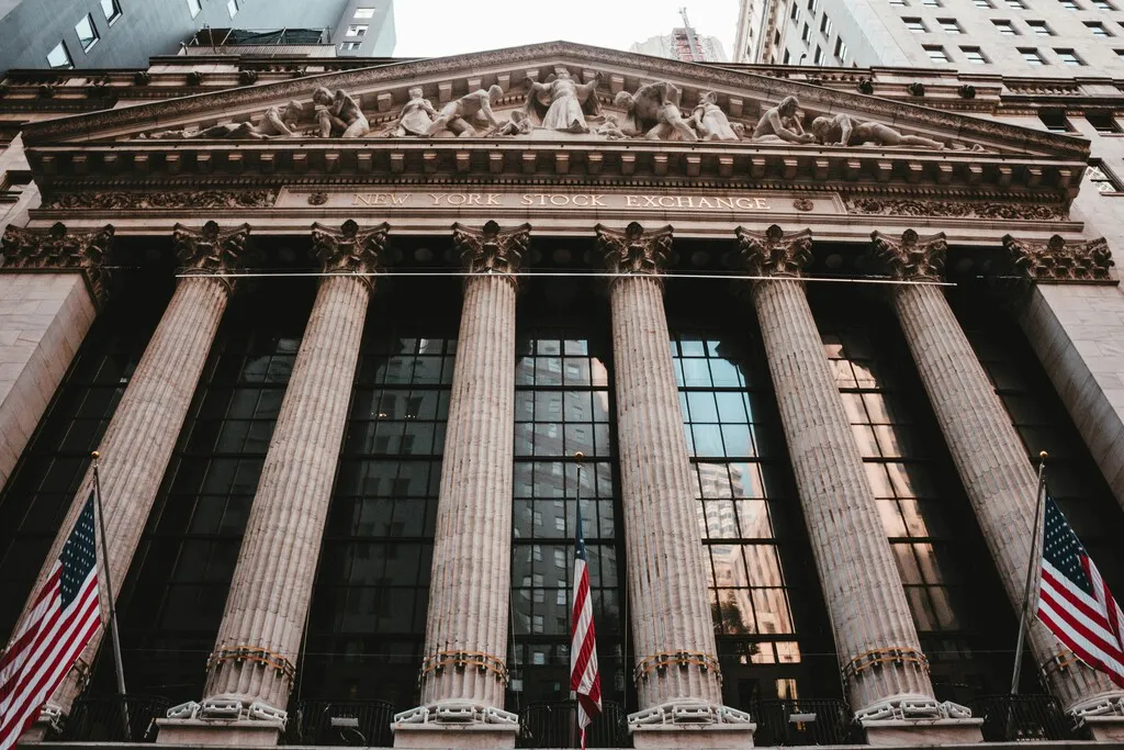 Wall Street ha descubierto que implantar IA no consiste en despedir empleados sino de contratar a los correctos