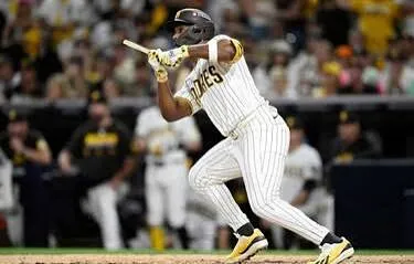 Error de Milwaukee en machucón de Andújar hace que Padres ganen por la mínima: ¡aún viven!