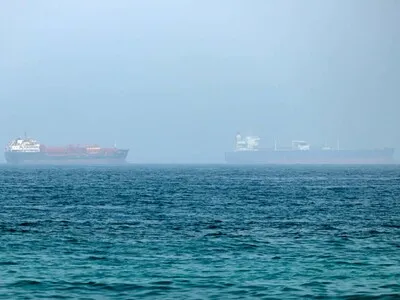 Irán amenaza con cerrar rutas petroleras mientras EE. UU. afirma que perdió el control de Ormuz
