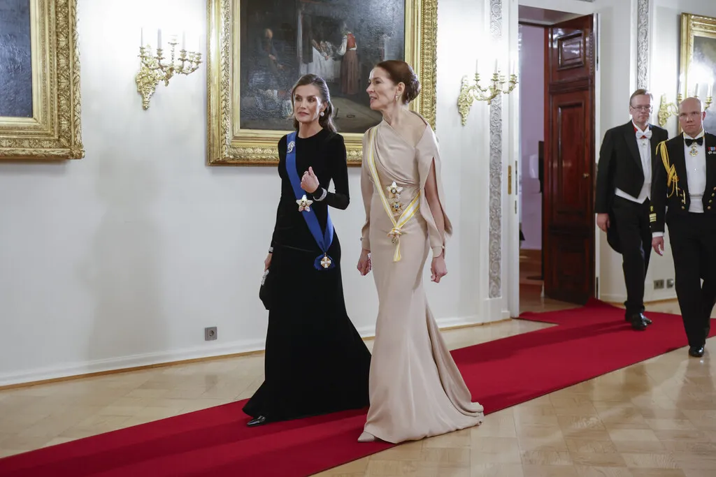 Por algún motivo, los niños finlandeses han recibido a la reina Letizia con una canción de José Luis Perales