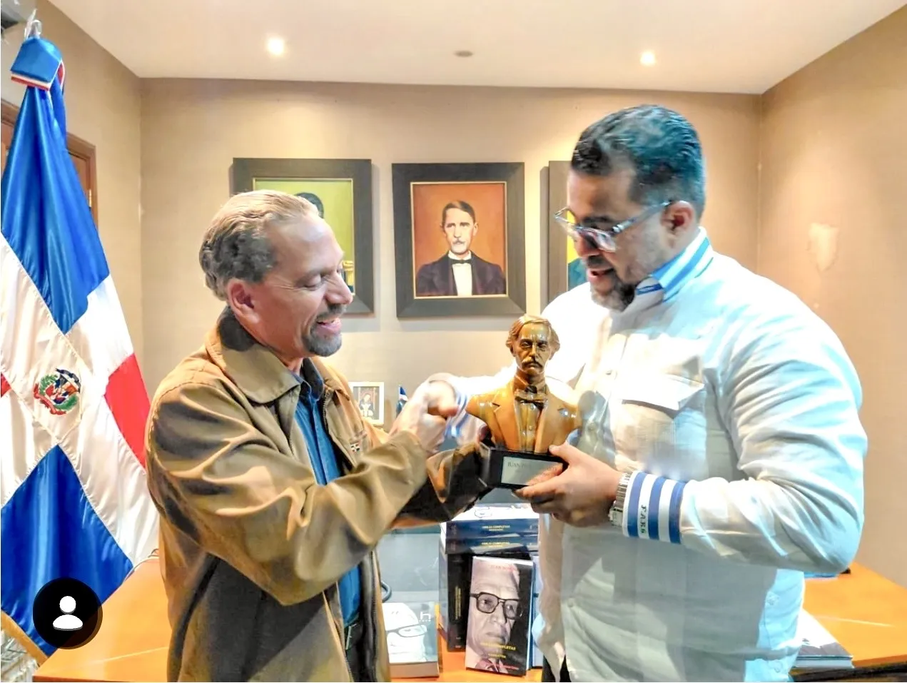 Efemérides Patrias dona libros a Franklin Rodríguez para impulsar la lectura y la educación cívica
