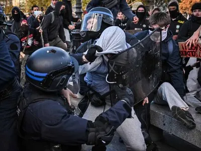Comienzan las primeras cargas policiales en las marchas de estudiantes en París