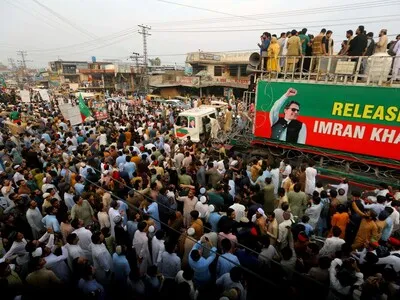 Seguidores del líder encarcelado Imran Khan marchan a Islamabad para exigir su liberación
