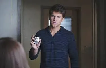 Golpean y asaltan en plena calle al actor Keegan Allen, conocido por "Pretty Little Liars"