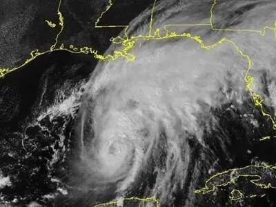 El huracán Isaías genera fuertes lluvias y viento mientras se acerca a EE. UU.