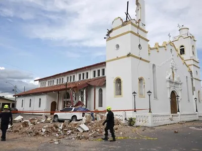 Un hotel y una iglesia colapsan en zona afectada por el terremoto de 7.7 en Panamá
